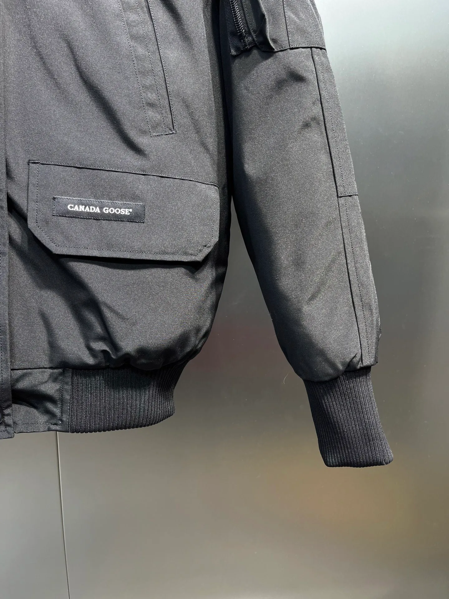 P780 CANADA GOOES 02 model (black) Chilliwa bomber jacket 02 model, chosen by Arctic and Antarctic scientific expedition teams as cold-proof equipment, the Rolls-Royce of down jackets. ➖ Industry-leading anti-counterfeiting chip sensing. ➖ Imported Behringer embroidery machines and customized embroidery labels, the highest level and industry leading. ➖ Imported Korean 21-count polyester-cotton blended original fabric, TC85 waterproof coated fabric, water-repellent, windproof and wear-resistant. ➖ The new national standard 80 white duck down is filled with an average of 520 grams of down. The amount of down filled is industry-leading. ➖ 100% nylon lon lining with double double-layer sealing design to prevent velvet running, seamless thread design on cuffs! ➖ Western Canadian Green Wolf Collar. ➖ Yoshida YKK provides original factory-customized electroplated sliders. YKK two-way lockable zippers are tight and smooth and do not peel off paint. ➖ 3M composite Velcro is durable and the accessories and hardware are all custom-made. Note: Our copywriting is only simple and clear. Instead of bragging about the copywriting, it is better to compare and understand with samples. Only for the purest, most focused, most professional, highest quality, and highest sex!  size：xs-xl